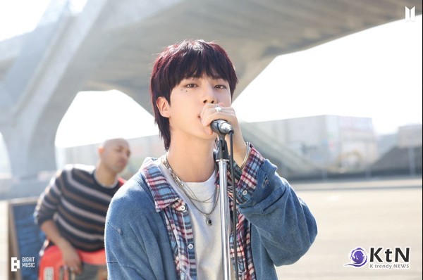 방탄소년단 진, 첫 솔로 앨범으로 빌보드 '톱 5' 진입…'해피'로 글로벌 인기 입증 사진=2024 11.24 BTS_officia 엑스 갈무리 K trendy NEWS DB ⓒ케이 트렌디뉴스 무단전재 및 수집, 재배포금지