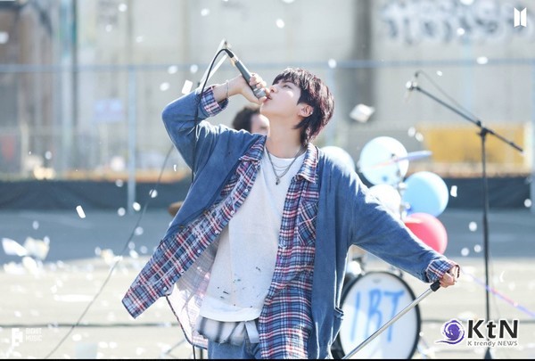 방탄소년단 진, 첫 솔로 앨범으로 빌보드 '톱 5' 진입…'해피'로 글로벌 인기 입증 사진=2024 11.24 BTS_officia 엑스 갈무리 K trendy NEWS DB ⓒ케이 트렌디뉴스 무단전재 및 수집, 재배포금지