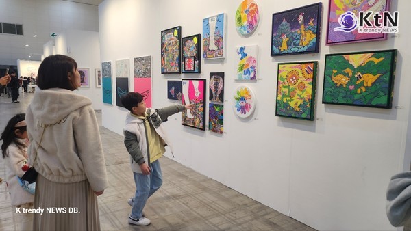 6만 8천 관람객 사로잡아 내년 기대 더 키운 '2024 인천아트쇼' 성료 사진=2024 11.26 K trendy NEWS DB ⓒ케이 트렌디뉴스 무단전재 및 수집, 재배포금지