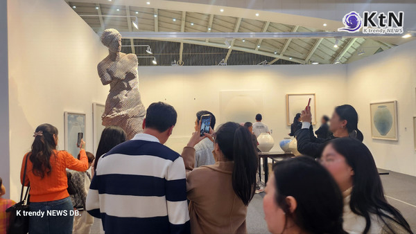 [경제 트렌드] '2024 인천아트쇼', 예술과 경제의 새로운 동력으로 주목받다 사진=2024 11.26  십원 짜리로 만든 비너스 조형물에 핸드폰으로 사진을 찍으려는 관람객들 K trendy NEWS DB ⓒ케이 트렌디뉴스 무단전재 및 수집, 재배포금지