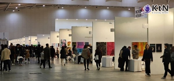 '인천아트쇼' 대성황 속 하지원, 신작 9점 완판…“1점당 2000만원” 사진=2024 11.26 인천아트쇼2024 전시장 모습.  /인천아트쇼조직위원회 제공  K trendy NEWS DB ⓒ케이 트렌디뉴스 무단전재 및 수집, 재배포금지