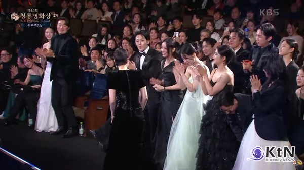 ‘파묘’ 김고은, 여우주연상 수상소감…“연기가 너무 좋아, 감사한 마음으로 연기할 것” [제45회 청룡영화상] 사진=2024 11.29 KBS2 영상 갈무리  K trendy NEWS DB ⓒ케이 트렌디뉴스 무단전재 및 수집, 재배포금지 