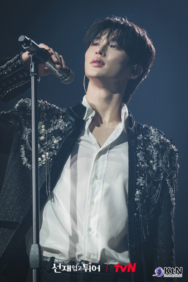 "우체통 고마워" 변우석, 왼손 약지에 반지·팬들이 선물한 마이크로 '류선재 실존'하는 '소나기' 열창 [영상] ['2024 MAMA 어워즈'] 사진=2024 11.23  티비엔  갈무리 K trendy NEWS DB ⓒ케이 트렌디뉴스 무단전재 및 수집, 재배포금지