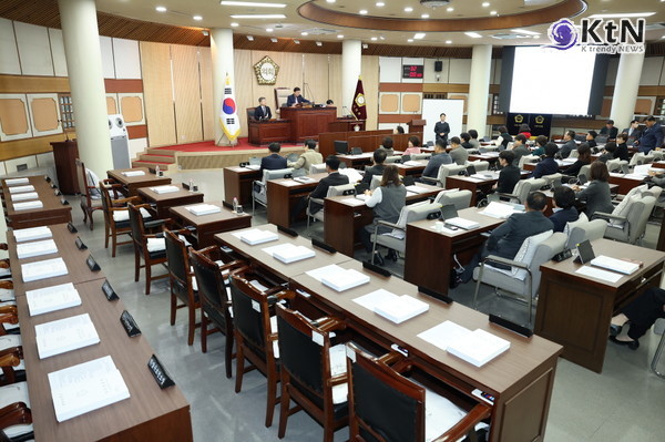 고양특례시의회와 공무원노조 간 갈등은 단순한 사건을 넘어 지방행정의 신뢰성과 윤리성을 점검하는 기회로 작용하고 있다.  사진=고양시의회 K trendy NEWS ⓒ케이 트렌디뉴스 무단전재 및 수집, 재배포금지