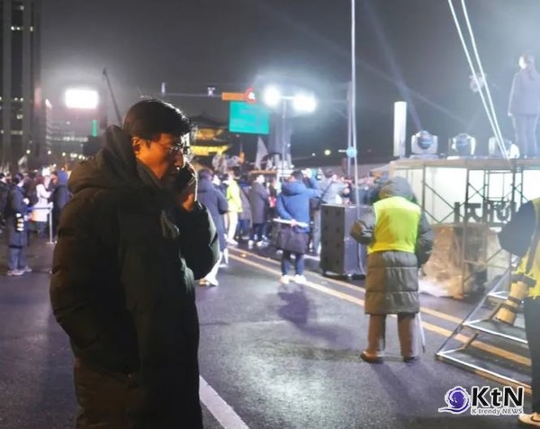 경찰이 완전진압복을 입고 집회 현장에 나타나거나, 소음 기준을 이유로 앰프를 압수하는 등의 행동은 집회의 본질을 훼손하는 조치  사진=김성회TV 갈무리, K trendy NEWS DB ⓒ케이 트렌디뉴스 무단전재 및 수집, 재배포금지