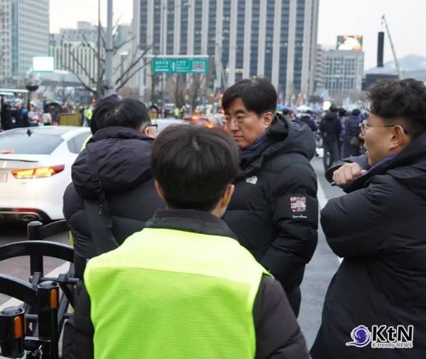 김성회 의원  “광장의 주인은 시민이며, 정당은 뒤에서 지원하는 몫을 다해야 한다”  사진=김성회TV 갈무리, K trendy NEWS DB ⓒ케이 트렌디뉴스 무단전재 및 수집, 재배포금지