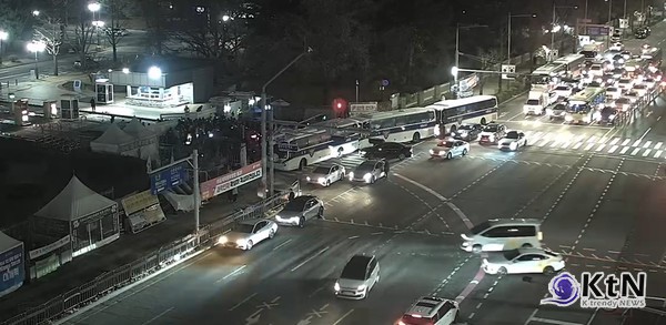 [속보] 윤석열 대통령 비상계엄 선포... 현재 국회 출입문 폐쇄 사진=2024 12.04  @yangyuchin1018· 엑스  갈무리 K trendy NEWS DB ⓒ케이 트렌디뉴스 무단전재 및 수집, 재배포금지