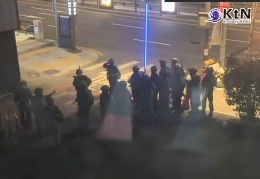 "비상계엄 선포에 군 체포조가 집으로 와" ‘김어준의 뉴스공장’ 방송국 통제...언론 자유 위기 사진=2024 12.04  유튜브 채널 ‘김어준의 겸손은힘들다 뉴스공장’ 방송국을 지키고 있는 군인들. =김어준의 겸손은힘들다 뉴스공장 방송화면 갈무리 K trendy NEWS DB ⓒ케이 트렌디뉴스 무단전재 및 수집, 재배포금지