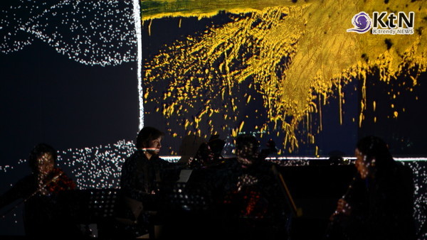 허은선 작가는 블루와 순금이라는 색채를 통해 내면의 정화를 시각화하고, '나는 누구인가'라는 질문을 탐구한다./사진=K trendy NEWS DB ⓒ케이 트렌디뉴스 무단전재 및 수집, 재배포금지