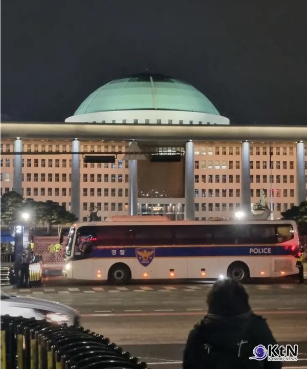 [속보] 윤석열 대통령 비상계엄 선포... 현재 국회 출입문 폐쇄 사진=2024 12.04  @yangyuchin1018· 엑스  갈무리 K trendy NEWS DB ⓒ케이 트렌디뉴스 무단전재 및 수집, 재배포금지