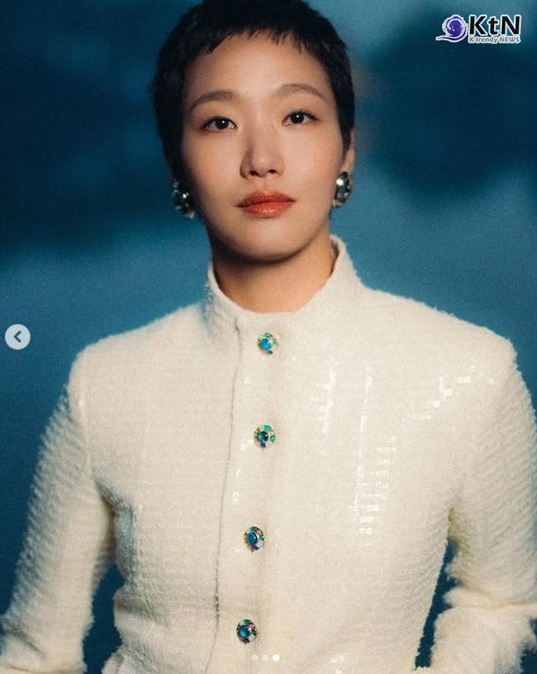 봐도 봐도 예쁜 김고은, 숏컷 헤어와 찰떡 샤넬 룩...우아한 비주얼 사진=2024 12.05 화이트 트위드  샤넬 인스타그램 갈무리 K trendy NEWS DB ⓒ케이 트렌디뉴스 무단전재 및 수집, 재배포금지