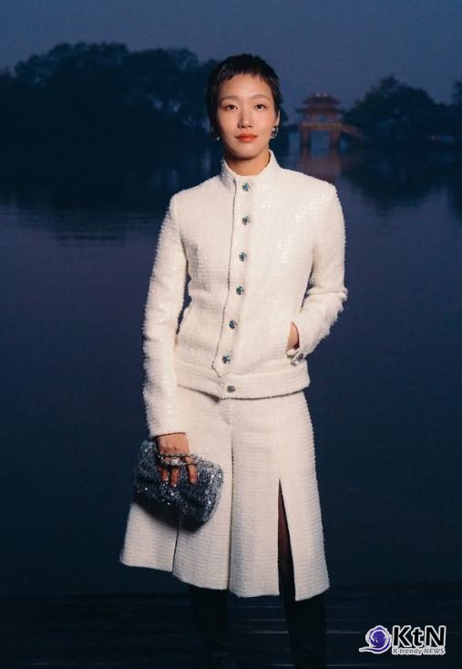 봐도 봐도 예쁜 김고은, 숏컷 헤어와 찰떡 샤넬 룩...우아한 비주얼 사진=2024 12.05 화이트 트위드  샤넬 인스타그램 갈무리 K trendy NEWS DB ⓒ케이 트렌디뉴스 무단전재 및 수집, 재배포금지