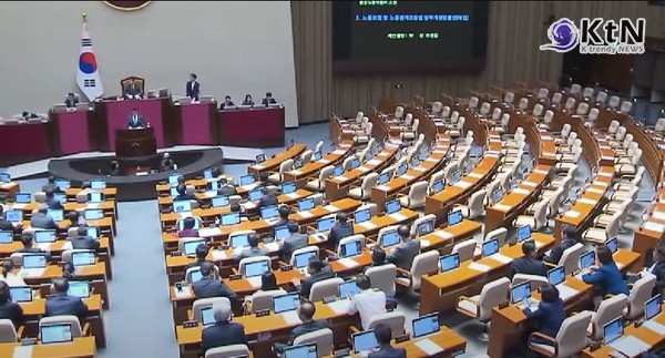 [속보] 尹대통령 탄핵소추안 진행 중 국민의힘 의원 2명 참석...김 여사 특검법 국회 부결 사진=2024 12.07 국회 방송 갈무리 K trendy NEWS DB ⓒ케이 트렌디뉴스 무단전재 및 수집, 재배포금지