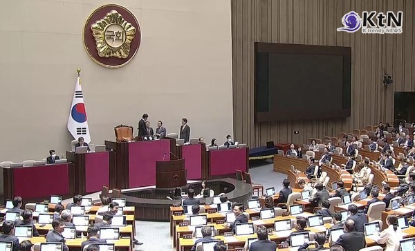 [속보] 尹대통령 탄핵소추안 진행 중 국민의힘 의원 2명 참석...김 여사 특검법 국회 부결 사진=2024 12.07 K trendy NEWS DB ⓒ케이 트렌디뉴스 무단전재 및 수집, 재배포금지