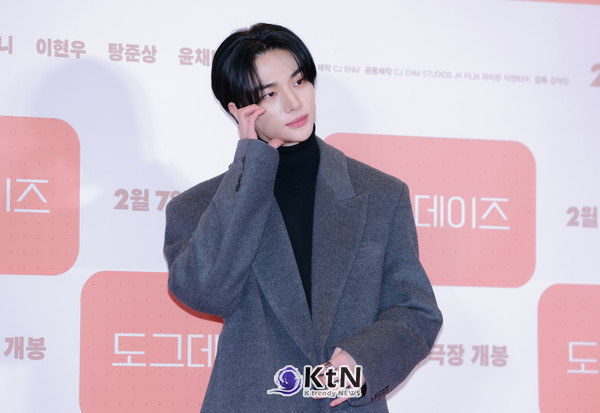 영화 '도그데이즈' VIP 시사회 포토월에 스트레이키즈 '현진'이 참석해 볼하트 포즈를 취하고 있다. / 사진= K trendy NEWS. ⓒ케이 트렌디 뉴스 무단전재 및 수집, 재배포 금지