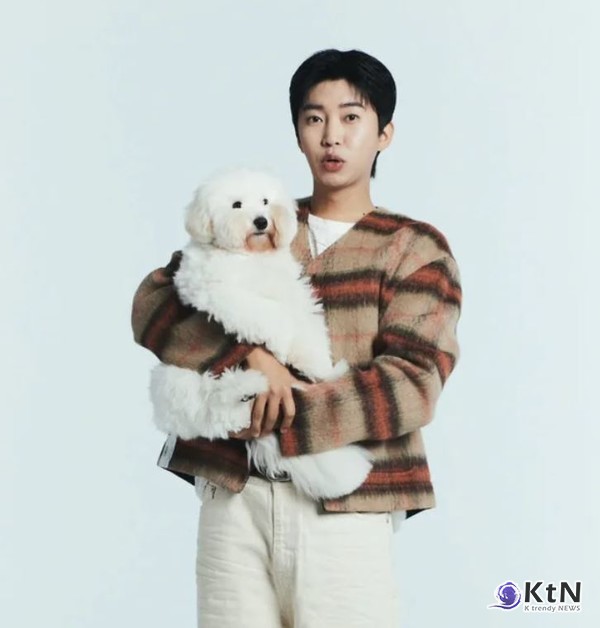 "목소리 왜 내요"…임영웅, 정치 DM 논란 속 포천시 홍보대사 해촉설까지 사진=2024 12.09 임영웅은 지난 7일 자신의 SNS 계정에 반려견 시월이의 생일을 기념하는 사진을 게시했다. 그러나 이날은 윤석열 대통령의 비상계엄 선포와 퇴진 요구 시위가 격렬하게 진행되던 날로, 일부 네티즌들은 "이 시국에 뭐 하냐"고 비판하며 DM으로 문제를 제기했다. K trendy NEWS DB ⓒ케이 트렌디뉴스 무단전재 및 수집, 재배포금지