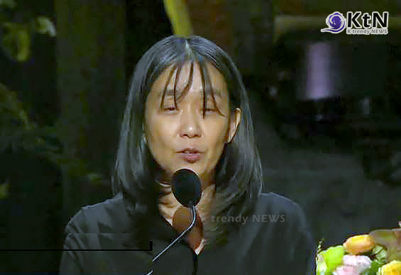 한강, 노벨문학상 수상 소감 “폭력에 맞서는 자세, 생명을 위한 언어”  사진=2024 12.11 연합뉴스 tv,  갈무리/ 편집  K trendy NEWS DB ⓒ케이 트렌디뉴스 무단전재 및 수집, 재배포금지