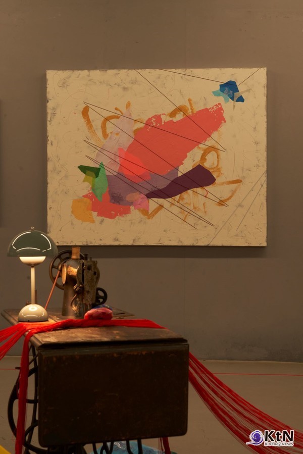 "캔버스의 콜라주 형식은 자투리 천을 화폭 위에서 새로운 조형 언어로 재해석하여, 모든 관계에서 소외되거나 자신의 아픔을 간직한 이들에게 복원과 회복의 의미를 전하고자 했다."  – 송미리내 작업노트 중.  사진=K trendy NEWS DB ⓒ케이 트렌디뉴스 무단전재 및 수집, 재배포금지