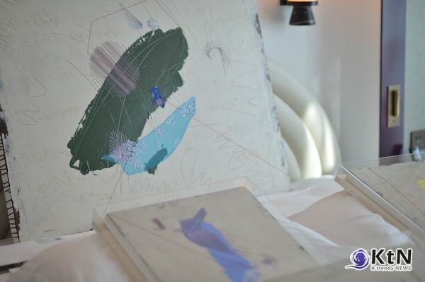 K ARTIST PRIZE 최우수상을 수상한 송미리내 작가의 소통을 중심으로 하는 작품.   송미리내 작가. 사진=K trendy NEWS DB ⓒ케이 트렌디뉴스 무단전재 및 수집, 재배포금지