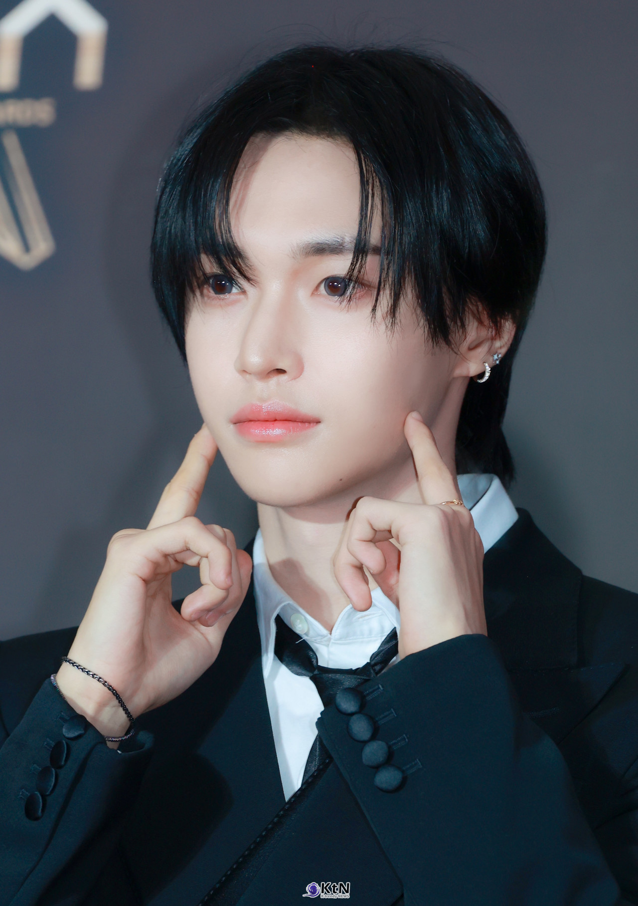 제 1회 KGMA 레드카펫 현장에 그룹 라이즈의 원빈이 포즈를 취하고 있다. / 사진= K trendy NEWS DB ⓒ케이 트렌디뉴스 무단전재 및 수집, 재배포금지.