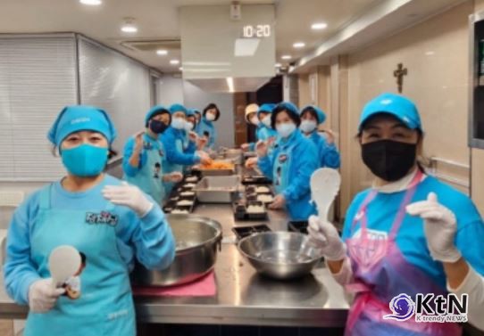 임영웅, 팬앤스타 솔로랭킹 102주 연속 1위…영웅시대의 변함없는 사랑 [종합] 사진=2024 12.16 ‘영웅시대밴드(나눔 모임)’는 지난 12일 서울 용산구 동자동 가톨릭사랑평화의집에서 70번째 쪽방촌 도시락 봉사를 진행했다. 팬들은 정성스럽게 만든 도시락을 직접 배달하며 따뜻한 나눔을 실천했다.  K trendy NEWS DB ⓒ케이 트렌디뉴스 무단전재 및 수집, 재배포금지