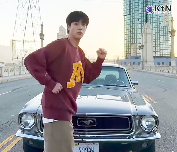 방탄소년단 진의 빈티지 패션, 전 세계 강타…미네소타대 스웨트셔츠 품절 대란 사진=2024 12.16  엑스  갈무리 K trendy NEWS DB ⓒ케이 트렌디뉴스 무단전재 및 수집, 재배포금지 