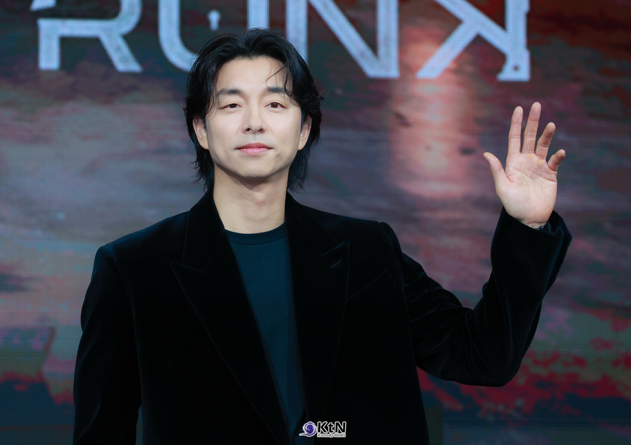 배우 공유가 넷플릭스 시리즈 '트렁크' 제작발표회에 참석해 포즈를 취하고 있다. / 10대가 사랑하는 광고 모델은 뉴진스…2030대는 유재석, 세대를 아우르는 아이유 사진=2024 12.18  40대에서는 배우 공유가 가장 선호하는 모델로 꼽혔다 K trendy NEWS DB ⓒ케이 트렌디뉴스 무단전재 및 수집, 재배포금지