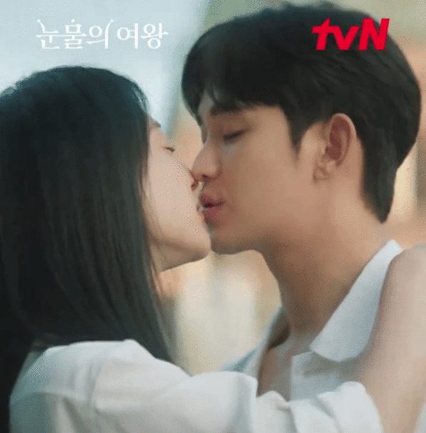 8주 연속 화제성 1위 '눈물의 여왕' 김수현♥김지원  미공개 독일 신혼여행 키스신 대방출 [GIF] 사진=2024.05.06 tvN의 토일드라마 '눈물의 여왕' K trendy NEWS DB ⓒ케이 트렌디뉴스 무단전재 및 수집, 재배포금지