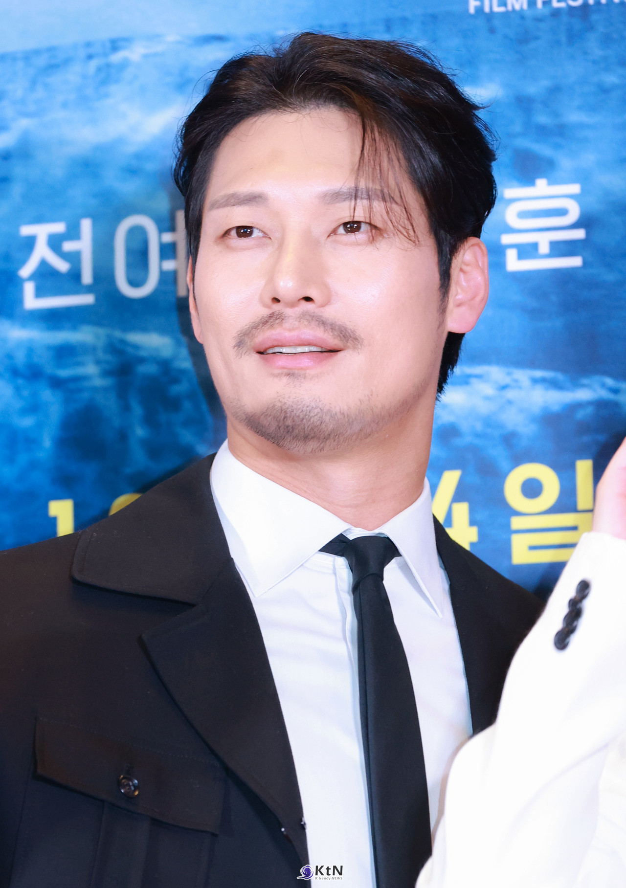 배우 박훈이 영화 '하얼빈' VIP 포토월에 등장해 포즈를 취하고있다. / 사진=K trendy NEWS DB ⓒ케이 트렌디뉴스 무단전재 및 수집, 재배포금지.