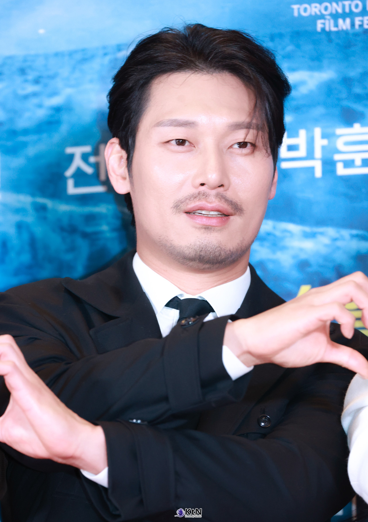 배우 박훈이 영화 '하얼빈' VIP 포토월에 등장해 포즈를 취하고있다. / 사진=K trendy NEWS DB ⓒ케이 트렌디뉴스 무단전재 및 수집, 재배포금지.