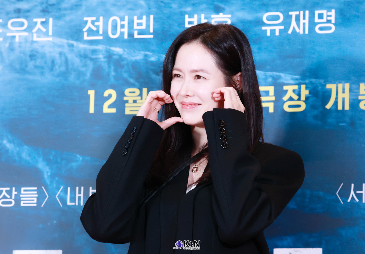 '현빈♥' 배우 손예진이 영화 '하얼빈' VIP 포토월에 등장해 포즈를 취하고있다. / 사진=K trendy NEWS DB ⓒ케이 트렌디뉴스 무단전재 및 수집, 재배포금지.