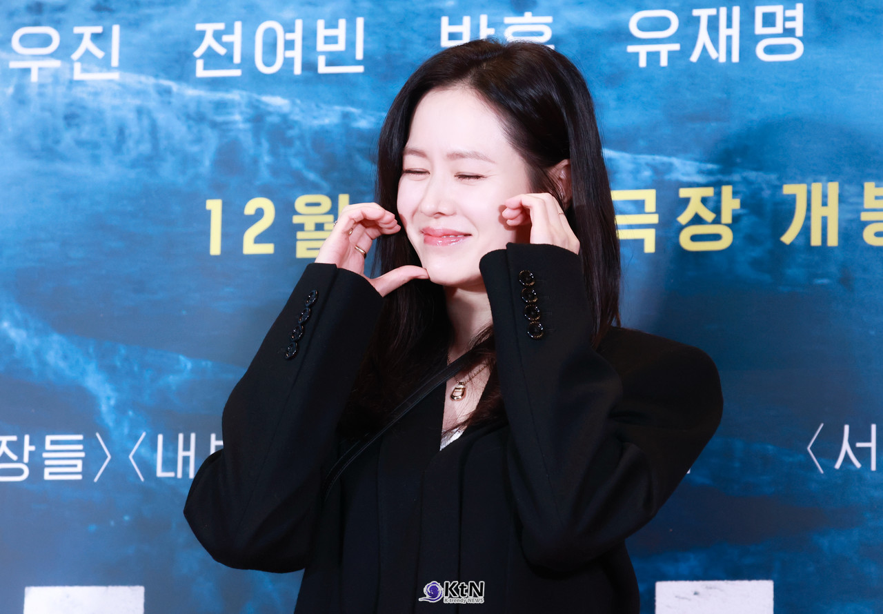 '현빈♥' 배우 손예진이 영화 '하얼빈' VIP 포토월에 등장해 포즈를 취하고있다. / 사진=K trendy NEWS DB ⓒ케이 트렌디뉴스 무단전재 및 수집, 재배포금지.