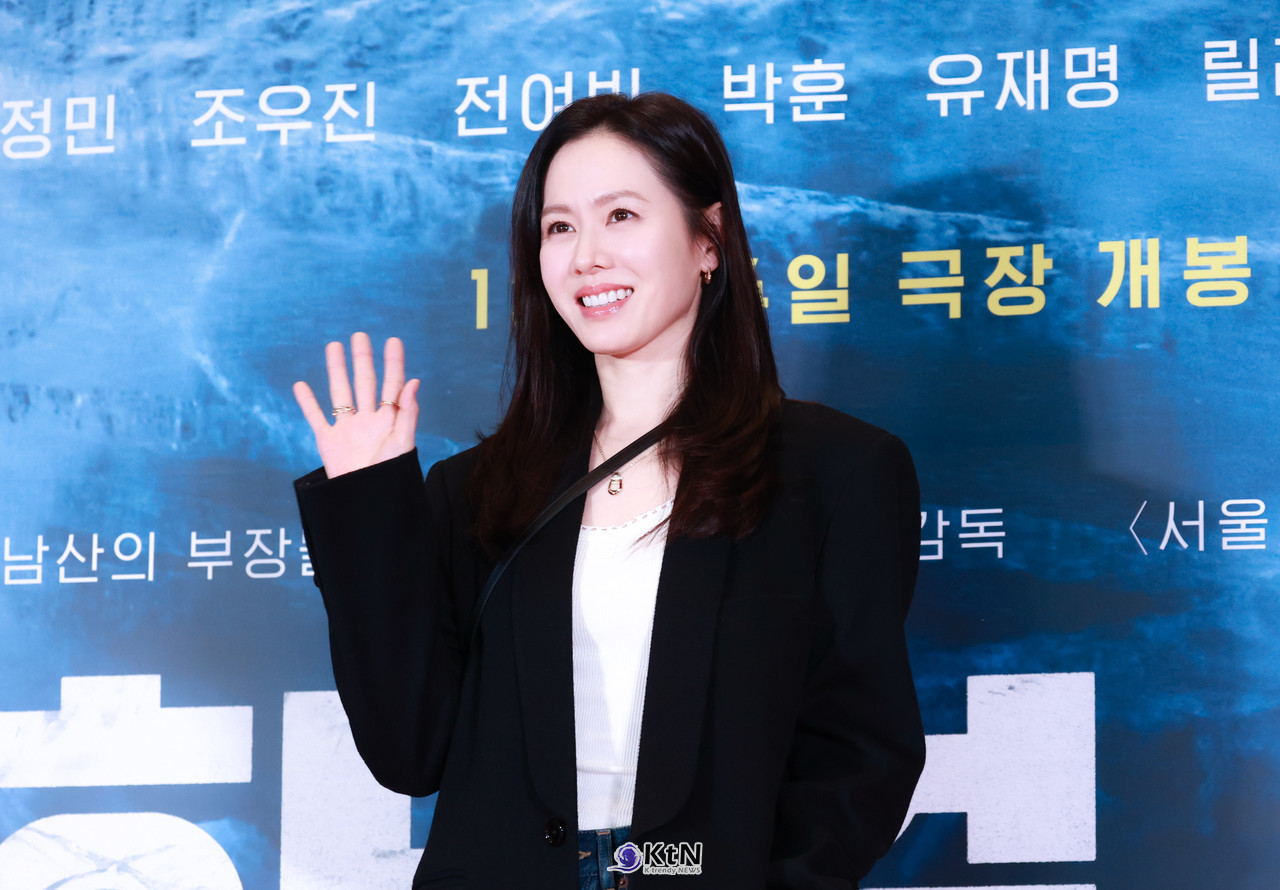 '현빈♥' 배우 손예진이 영화 '하얼빈' VIP 포토월에 등장해 포즈를 취하고있다. / 사진=K trendy NEWS DB ⓒ케이 트렌디뉴스 무단전재 및 수집, 재배포금지.