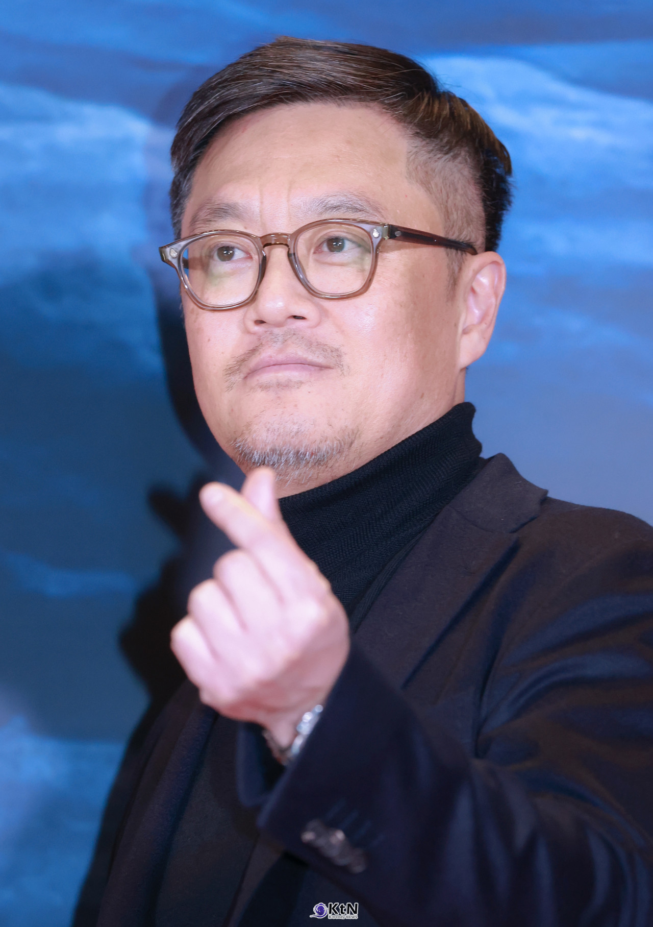  영화 '하얼빈' VIP 포토월에 우민호 감독이 등장해 포즈를 취하고있다. / 사진=K trendy NEWS DB ⓒ케이 트렌디뉴스 무단전재 및 수집, 재배포금지.