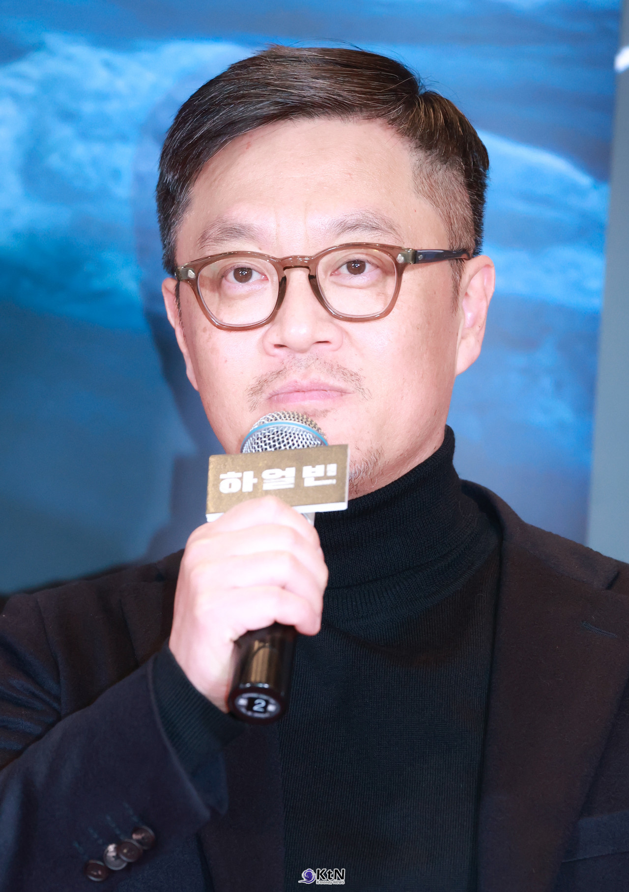  영화 '하얼빈' VIP 포토월에 우민호 감독이 등장해 포즈를 취하고있다. / 사진=K trendy NEWS DB ⓒ케이 트렌디뉴스 무단전재 및 수집, 재배포금지.