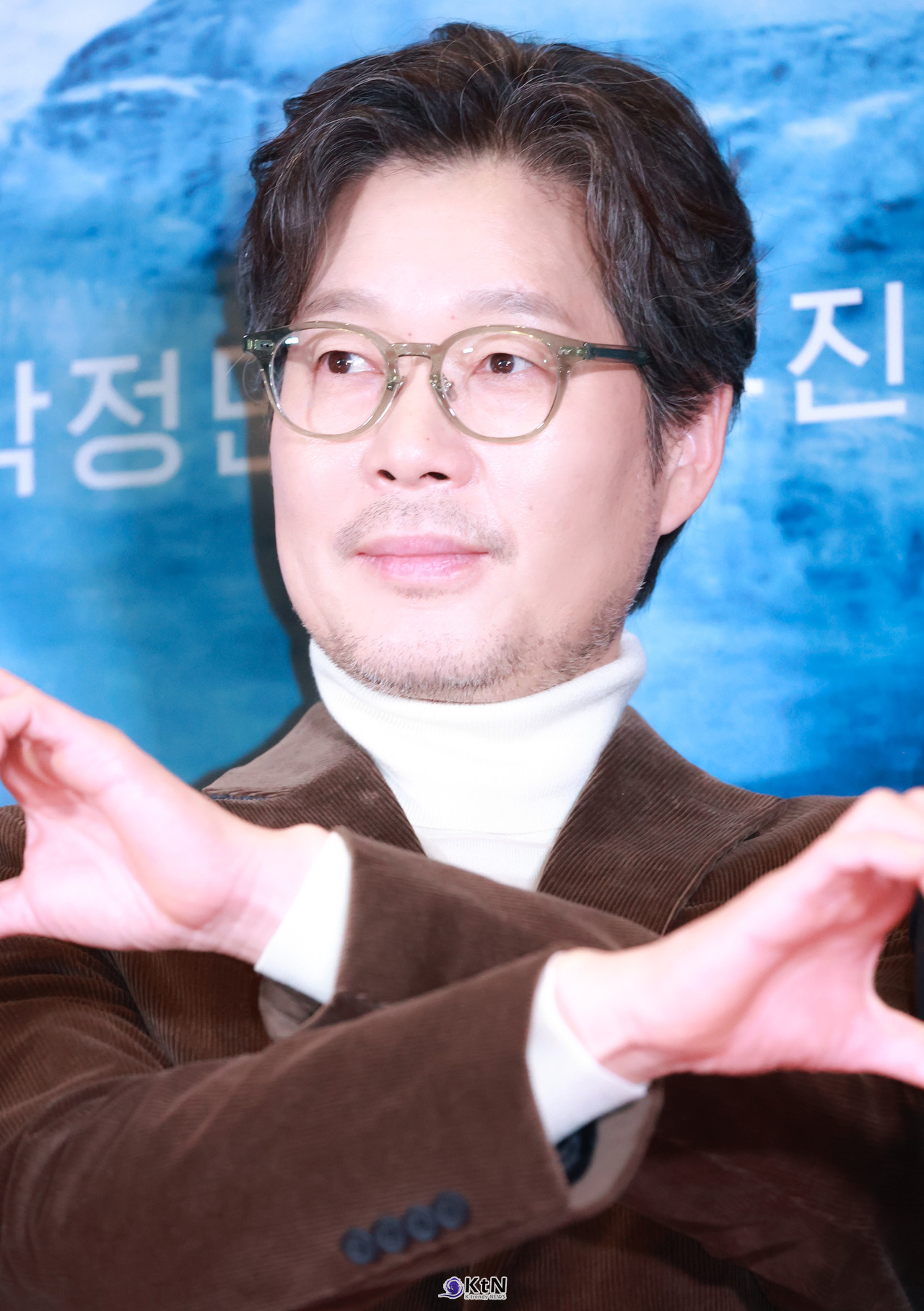 배우 유재명이 영화 '하얼빈' VIP 포토월에 등장해 포즈를 취하고있다. / 사진=K trendy NEWS DB ⓒ케이 트렌디뉴스 무단전재 및 수집, 재배포금지.