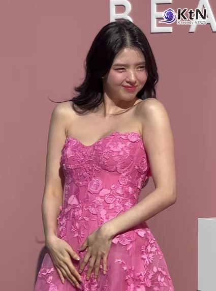 “인형보다 더 인형!"...한소희, 핫핑크 드레스 '화제의 샤크 플렉스타일 레드카펫 룩'  사진=2024 12.05  아이즈 매거진 영상 갈무리 K trendy NEWS DB ⓒ케이 트렌디뉴스 무단전재 및 수집, 재배포금지