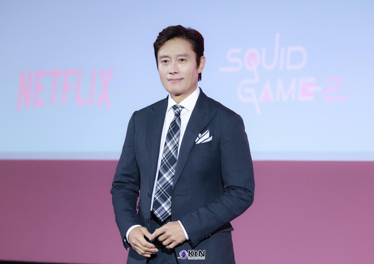 넷플릭스 시리즈 '오징어 게임' 시즌2 제작발표회에 배우 이병헌이 참석해 포즈를 취하고 있다. / 사진=K trendy NEWS DB ⓒ케이 트렌디뉴스 무단전재 및 수집, 재배포금지.