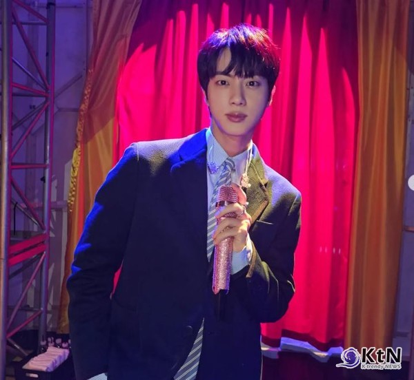 방탄소년단 진, 마이원픽 시즌차트 2연속 1위…솔로 아티스트로 '최고의 원픽 스타' 등극 사진=2024 12.24 BTS Jin, 인스타그램 갈무리   K trendy NEWS DB ⓒ케이 트렌디뉴스 무단전재 및 수집, 재배포금지