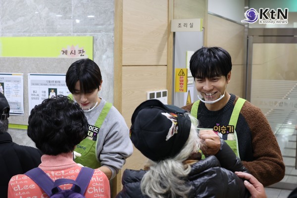 이승기·더보이즈, 연말 봉사로 온기 나눠… "어르신들과 따뜻한 교감" 사진=2024 12.28  종로노인종합복지관 K trendy NEWS DB ⓒ케이 트렌디뉴스 무단전재 및 수집, 재배포금지