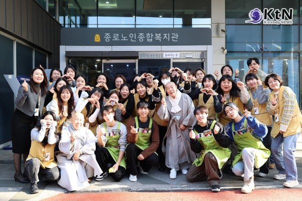 이승기·더보이즈, 연말 봉사로 온기 나눠… "어르신들과 따뜻한 교감" 사진=2024 12.28  종로노인종합복지관 K trendy NEWS DB ⓒ케이 트렌디뉴스 무단전재 및 수집, 재배포금지