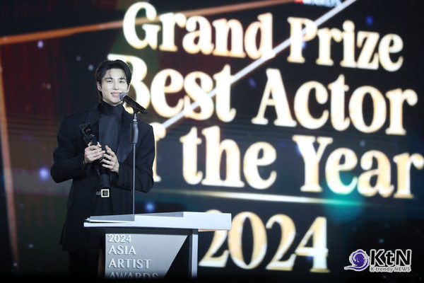 ‘선업튀’ 변우석, 대세 입증… AAA 2024 6관왕에 핫 캐릭터 어워즈 7관왕 영예 [shorts] 사진=2024 12.28 배우 변우석이 27일 오후 태국 방콕 임팩트 챌린저 홀 1-2(IMPACT Challenger Hall 1-2)에서 열린 '제9회 아시아 아티스트 어워즈'(The 9th Asia Artist Awards·'AAA 2024')에서 대상을 받고 있다. (사진 = AAA 조직위원회 제공)  K trendy NEWS DB ⓒ케이 트렌디뉴스 무단전재 및 수집, 재배포금지