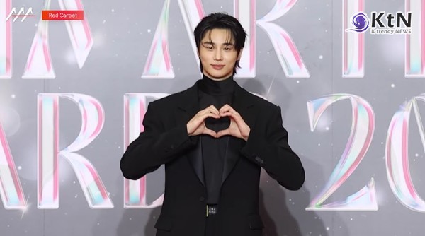 ‘선업튀’ 변우석, 대세 입증… AAA 2024 6관왕에 핫 캐릭터 어워즈 7관왕 영예 [shorts] 사진=2024 12.28 배우 변우석이 27일 오후 태국 방콕 임팩트 챌린저 홀 1-2(IMPACT Challenger Hall 1-2)에서 열린 '제9회 아시아 아티스트 어워즈'(The 9th Asia Artist Awards·'AAA 2024')에서레드카펫을 받고 있다. (사진 = AAA 유튜브 갈무리 )  K trendy NEWS DB ⓒ케이 트렌디뉴스 무단전재 및 수집, 재배포금지