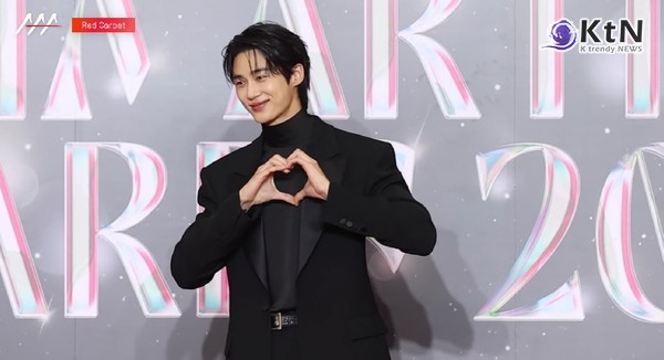 ‘선업튀’ 변우석, 대세 입증… AAA 2024 6관왕에 핫 캐릭터 어워즈 7관왕 영예 [shorts] 사진=2024 12.28 배우 변우석이 27일 오후 태국 방콕 임팩트 챌린저 홀 1-2(IMPACT Challenger Hall 1-2)에서 열린 '제9회 아시아 아티스트 어워즈'(The 9th Asia Artist Awards·'AAA 2024')에서레드카펫을 받고 있다. (사진 = AAA 유튜브 갈무리 )  K trendy NEWS DB ⓒ케이 트렌디뉴스 무단전재 및 수집, 재배포금지