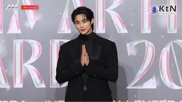 ‘선업튀’ 변우석, 대세 입증… AAA 2024 6관왕에 핫 캐릭터 어워즈 7관왕 영예 [shorts] 사진=2024 12.28 배우 변우석이 27일 오후 태국 방콕 임팩트 챌린저 홀 1-2(IMPACT Challenger Hall 1-2)에서 열린 '제9회 아시아 아티스트 어워즈'(The 9th Asia Artist Awards·'AAA 2024')에서레드카펫을 받고 있다. (사진 = AAA 유튜브 갈무리 )  K trendy NEWS DB ⓒ케이 트렌디뉴스 무단전재 및 수집, 재배포금지