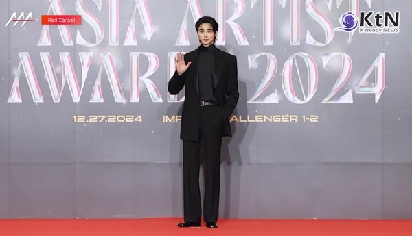 ‘선업튀’ 변우석, 대세 입증… AAA 2024 6관왕에 핫 캐릭터 어워즈 7관왕 영예 [shorts] 사진=2024 12.28 배우 변우석이 27일 오후 태국 방콕 임팩트 챌린저 홀 1-2(IMPACT Challenger Hall 1-2)에서 열린 '제9회 아시아 아티스트 어워즈'(The 9th Asia Artist Awards·'AAA 2024')에서레드카펫을 받고 있다. (사진 = AAA 유튜브 갈무리 )  K trendy NEWS DB ⓒ케이 트렌디뉴스 무단전재 및 수집, 재배포금지