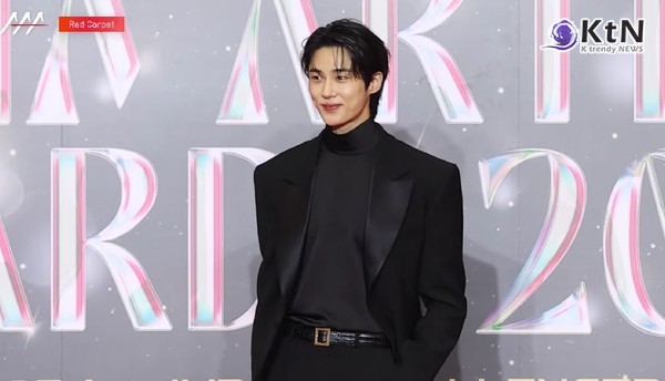 ‘선업튀’ 변우석, 대세 입증… AAA 2024 6관왕에 핫 캐릭터 어워즈 7관왕 영예 [shorts] 사진=2024 12.28 배우 변우석이 27일 오후 태국 방콕 임팩트 챌린저 홀 1-2(IMPACT Challenger Hall 1-2)에서 열린 '제9회 아시아 아티스트 어워즈'(The 9th Asia Artist Awards·'AAA 2024')에서레드카펫을 받고 있다. (사진 = AAA 유튜브 갈무리 )  K trendy NEWS DB ⓒ케이 트렌디뉴스 무단전재 및 수집, 재배포금지