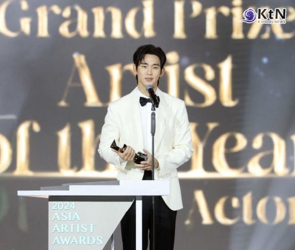 김수현·뉴진스·르세라핌·데이식스·변우석, AAA 2024의 주역… 9회 시상식 빛내다 [종합] 사진=2024 12.28  (사진 = AAA 조직위원회 제공) 배우 김수현이 27일 오후 태국 방콕 임팩트 챌린저 홀 1-2(IMPACT Challenger Hall 1-2)에서 열린 '제9회 아시아 아티스트 어워즈'(The 9th Asia Artist Awards·'AAA 2024')에서 대상을 받고 있다.  K trendy NEWS DB ⓒ케이 트렌디뉴스 무단전재 및 수집, 재배포금지