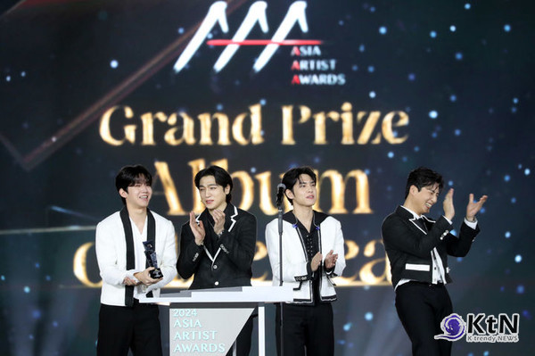 김수현·뉴진스·르세라핌·데이식스·변우석, AAA 2024의 주역… 9회 시상식 빛내다 [종합] 사진=2024 12.28  (사진 = AAA 조직위원회 제공) 배우 김수현이 27일 오후 태국 방콕 임팩트 챌린저 홀 1-2(IMPACT Challenger Hall 1-2)에서 열린 '제9회 아시아 아티스트 어워즈'(The 9th Asia Artist Awards·'AAA 2024')에서 대상을 받고 있다.  K trendy NEWS DB ⓒ케이 트렌디뉴스 무단전재 및 수집, 재배포금지