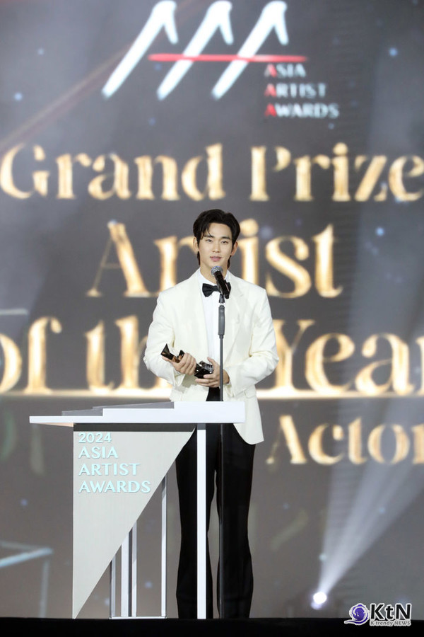 김수현·뉴진스·르세라핌·데이식스·변우석, AAA 2024의 주역… 9회 시상식 빛내다 [종합] 사진=2024 12.28  (사진 = AAA 조직위원회 제공) 배우 김수현이 27일 오후 태국 방콕 임팩트 챌린저 홀 1-2(IMPACT Challenger Hall 1-2)에서 열린 '제9회 아시아 아티스트 어워즈'(The 9th Asia Artist Awards·'AAA 2024')에서 대상을 받고 있다.  K trendy NEWS DB ⓒ케이 트렌디뉴스 무단전재 및 수집, 재배포금지